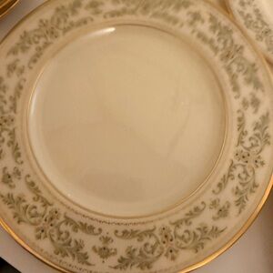 Lenox Cream and Gold Dinner Plate with Green Accents place setting for  4